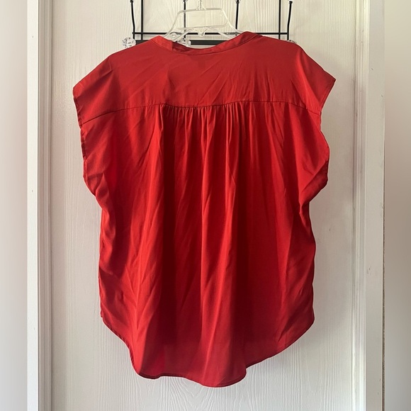 Banana Republic Scarlet Sleeveless V-Neck Blouse - Picture 2 of 5